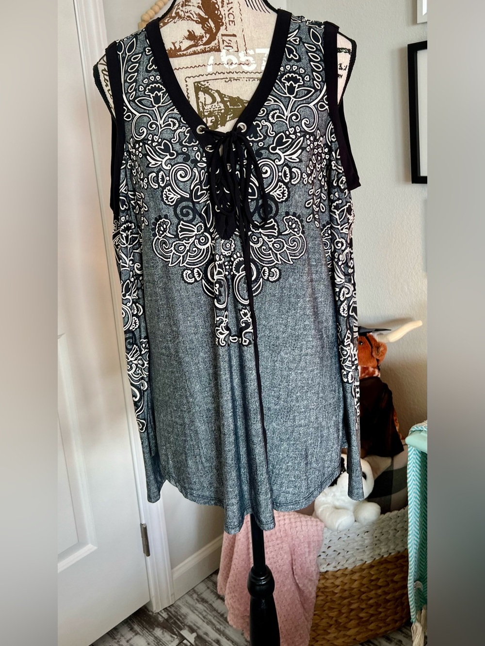 VENUS Long Sleeve Cold Shoulder Top Bandana Print Tunic Size Large